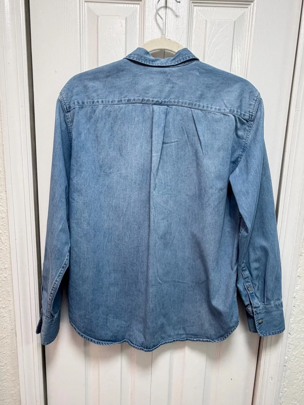 ✨ J.Crew Garçon Classic Fit Light Wash Denim Shirt – Size 6 ✨
